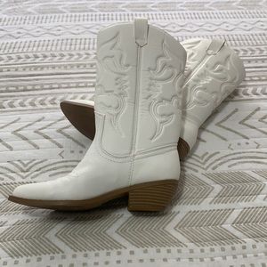 WHITE COWBOY BOOTS- Perfect for Bach Parties!!!